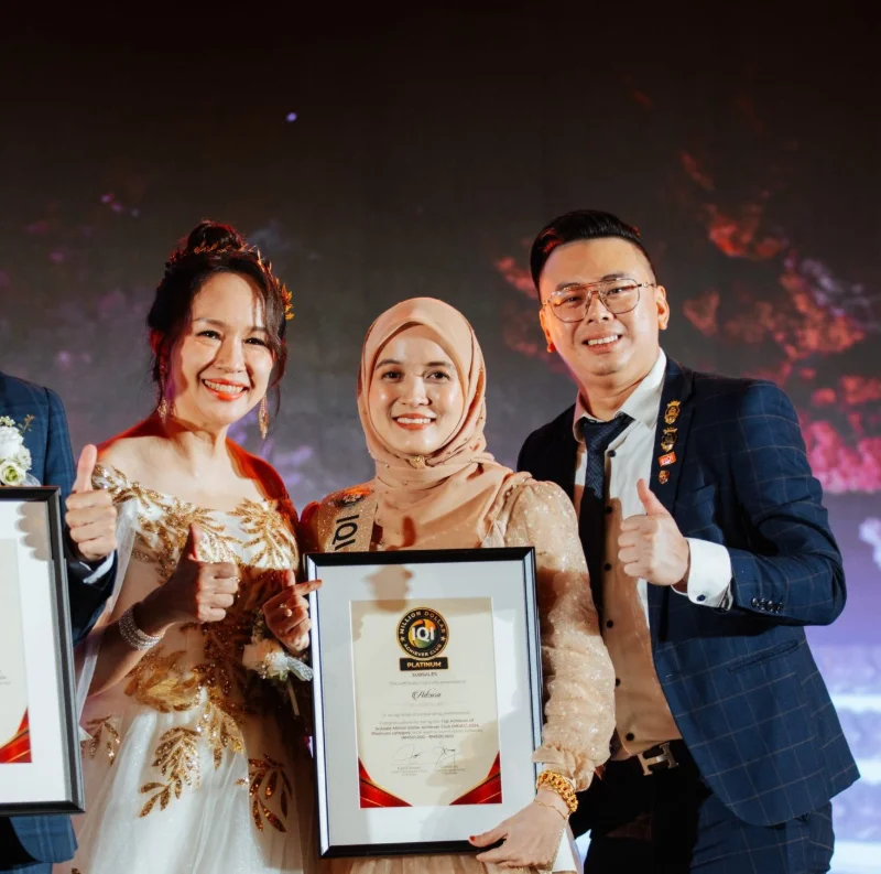 Adzura menerima anugerah IQI bersama rakan pemimpin