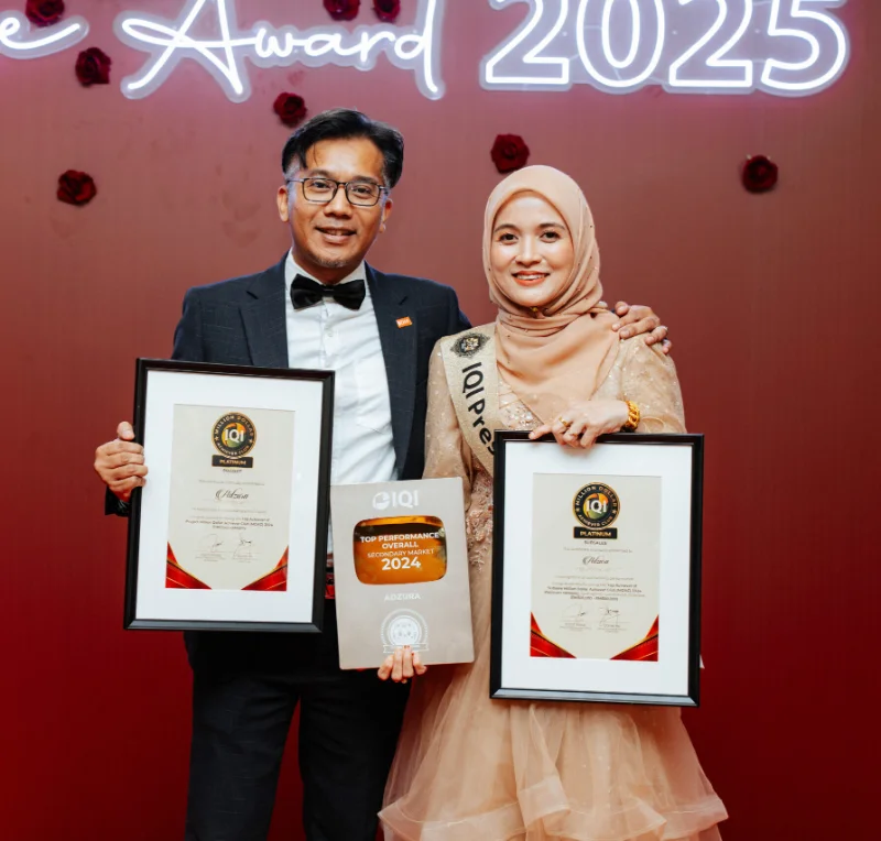 Azlan Nizam dan Adzura dengan sijil anugerah IQI