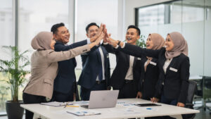 Team perunding hartanah meraikan kejayaan closing di pejabat